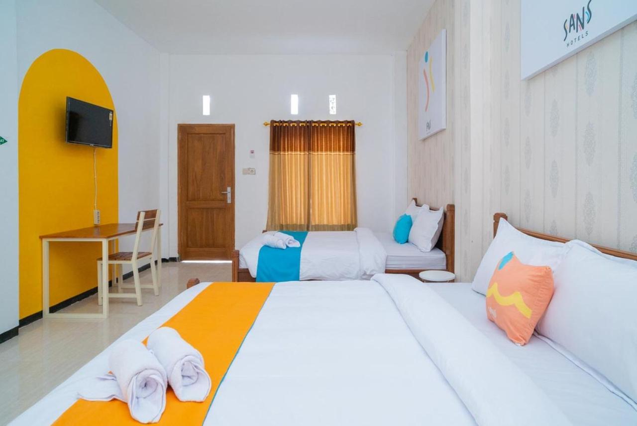 Sans Hotel Queen Batu Sumber Brantas Esterno foto