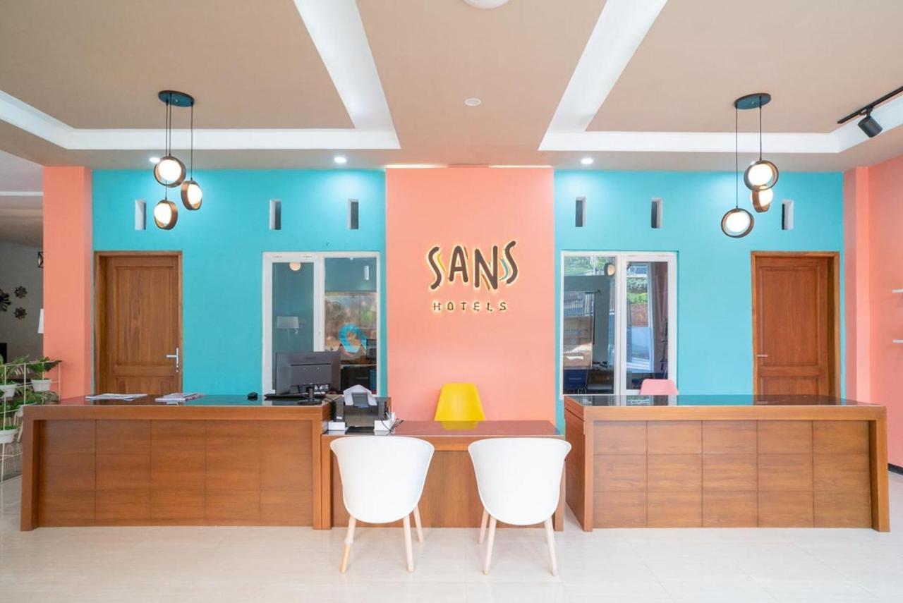 Sans Hotel Queen Batu Sumber Brantas Esterno foto