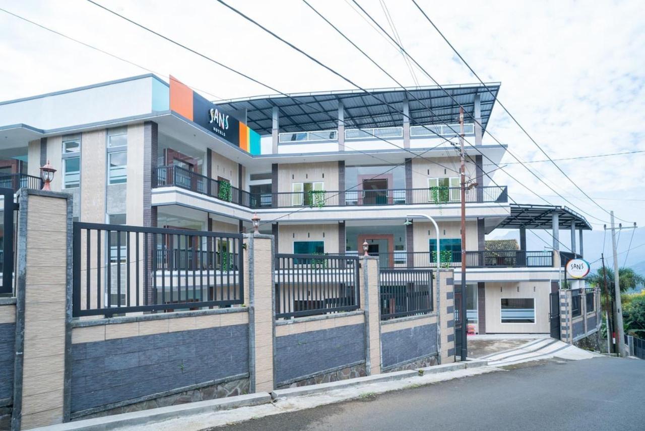 Sans Hotel Queen Batu Sumber Brantas Esterno foto