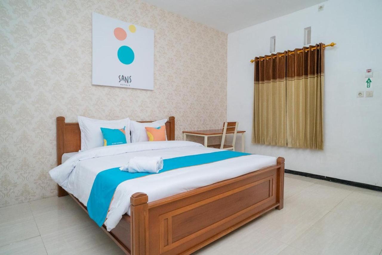 Sans Hotel Queen Batu Sumber Brantas Esterno foto