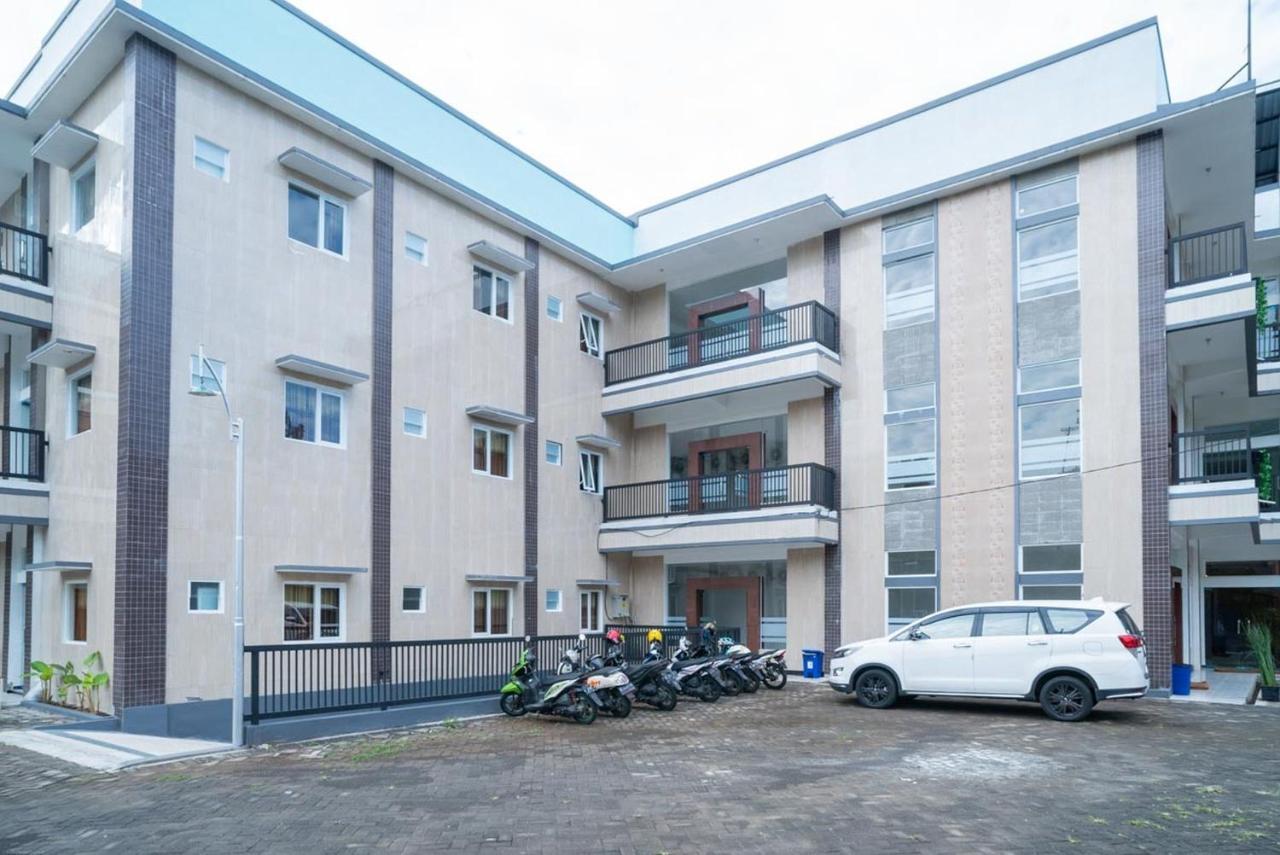Sans Hotel Queen Batu Sumber Brantas Esterno foto