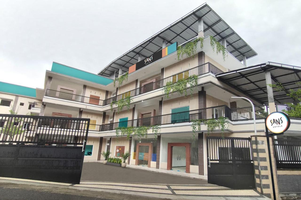 Sans Hotel Queen Batu Sumber Brantas Esterno foto