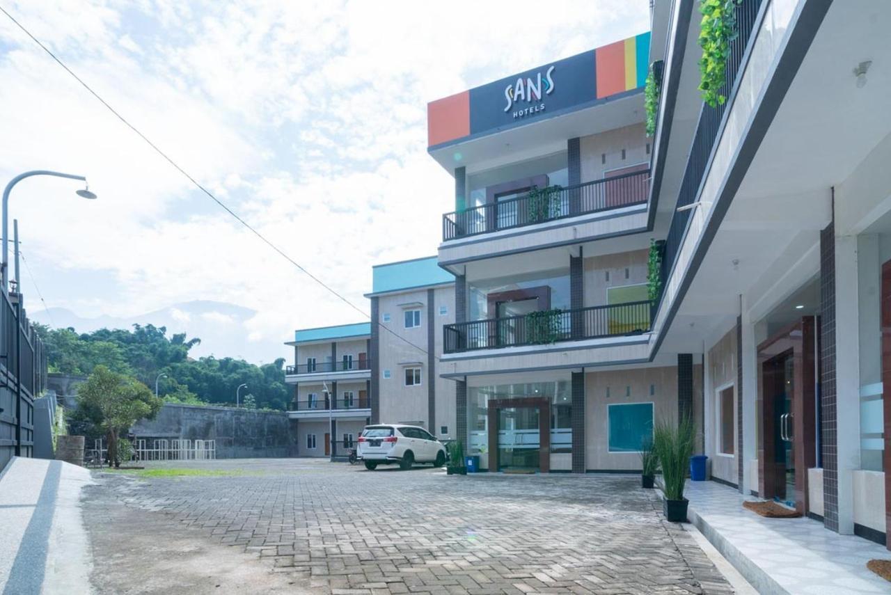 Sans Hotel Queen Batu Sumber Brantas Esterno foto