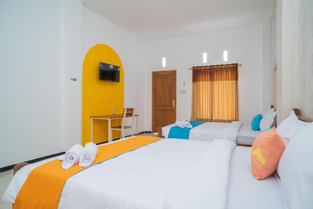 Sans Hotel Queen Batu Sumber Brantas Esterno foto