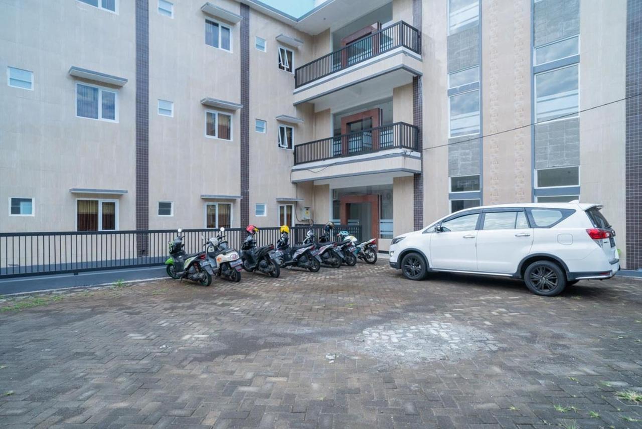 Sans Hotel Queen Batu Sumber Brantas Esterno foto