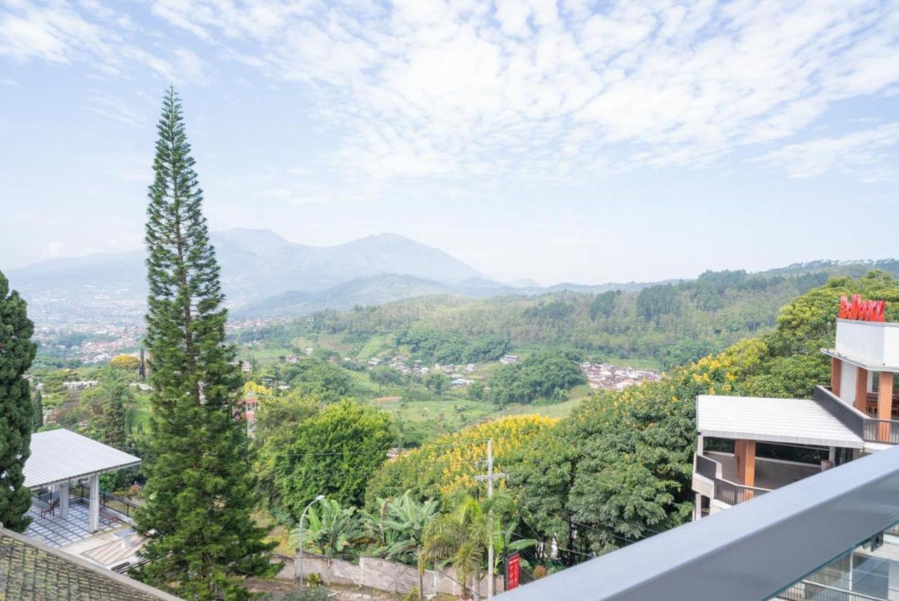 Sans Hotel Queen Batu Sumber Brantas Esterno foto