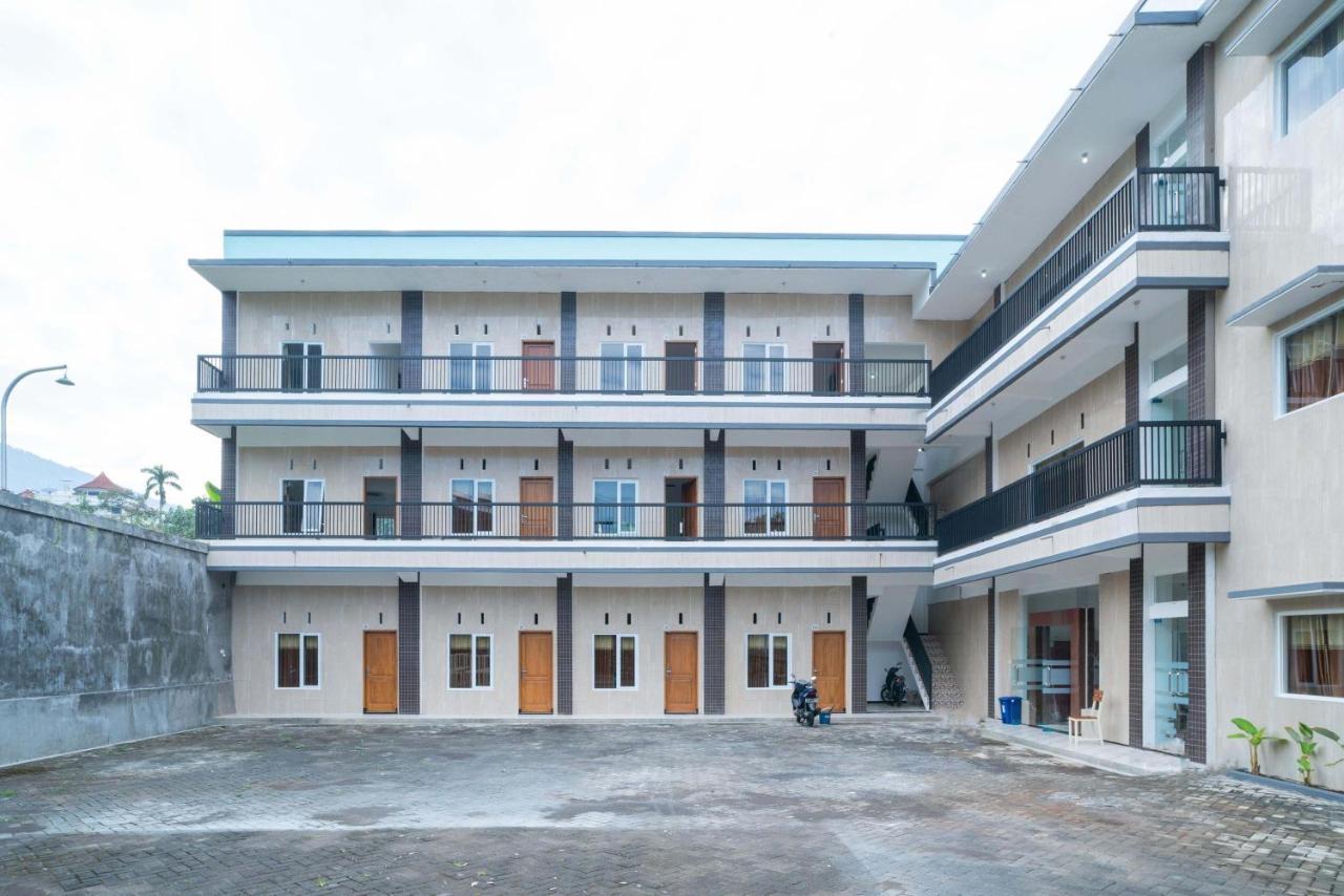 Sans Hotel Queen Batu Sumber Brantas Esterno foto